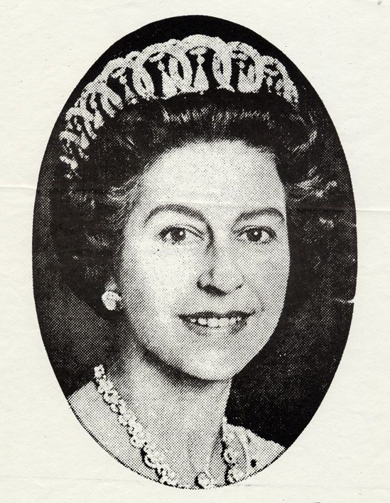 Queen of peace. Королева в Ганне. Королева Елизавета танцует вольту. Елизавета 2 в молодости sex Pistols. Танец Елизаветы 2.