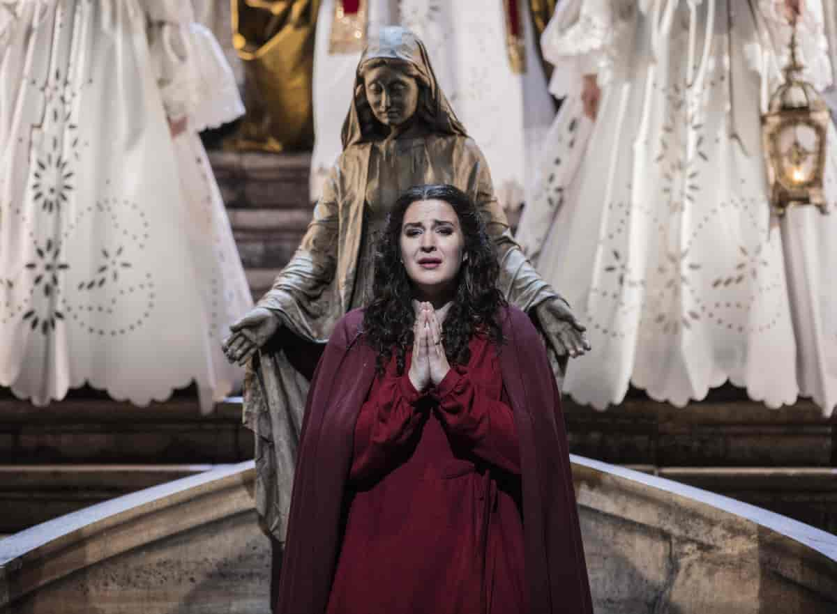 Role debut as Santuzza in Cavalleria rusticana